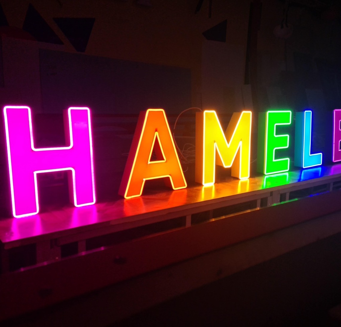 Производство вывески из объемных букв и гибкого неона для магазина косметики HAMELEONAIL Вывеска из объемных букв на металлической раме