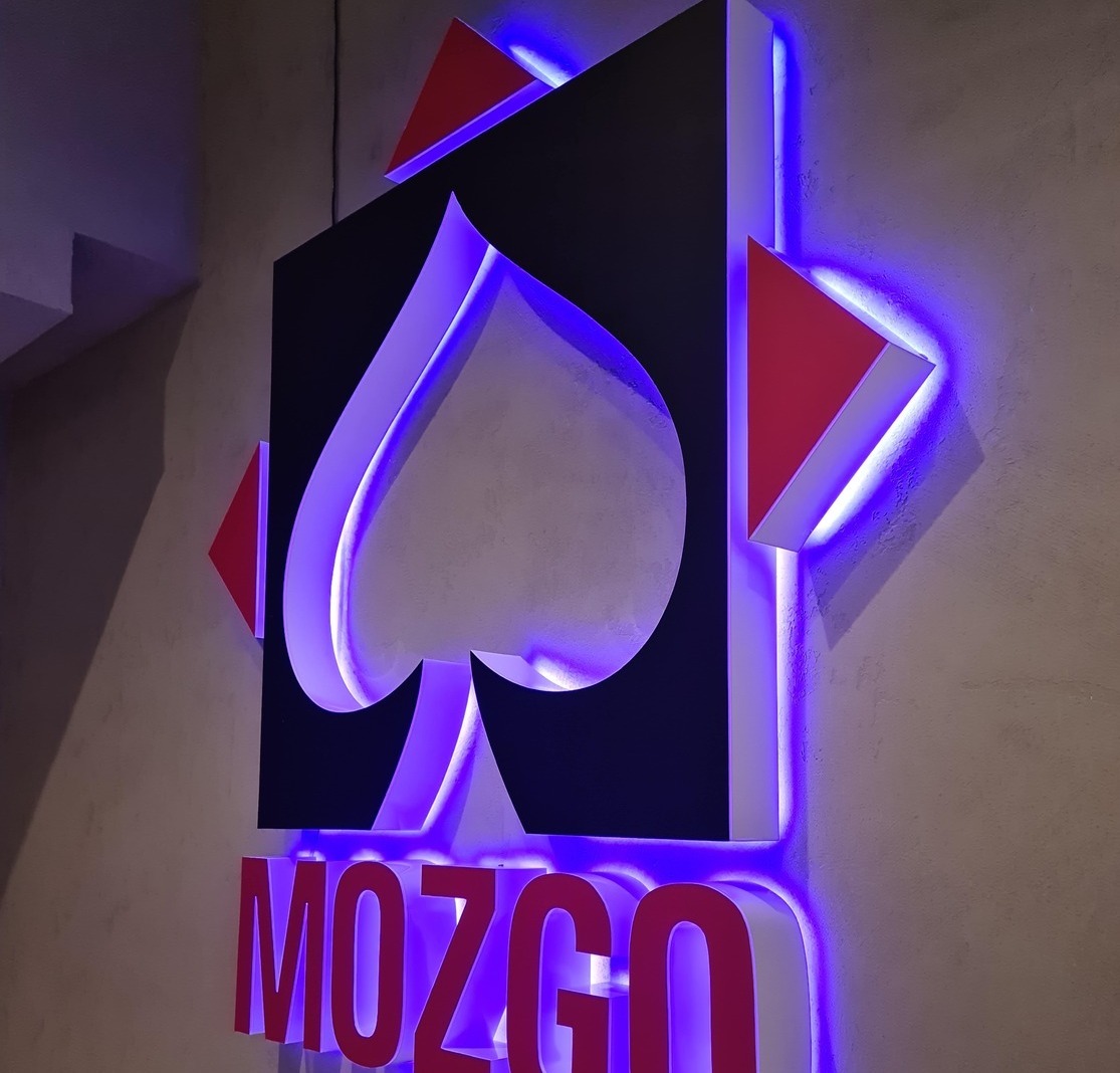 Изготовление и монтаж логотипа с RGB светодиодной подсветкой для игрового клуба Объемный логотип из пластика с RGB подсветкой