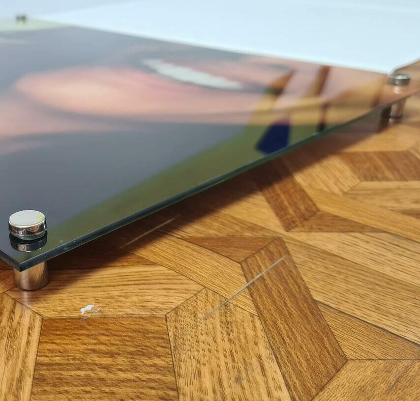 Фоторамки с логотипом компании из стекла на держателях Стеклянные фоторамки на стену