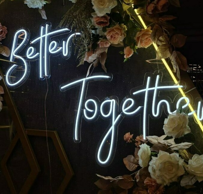 Светящиеся надписи из неона в витрину Светящаяся надпись из неона