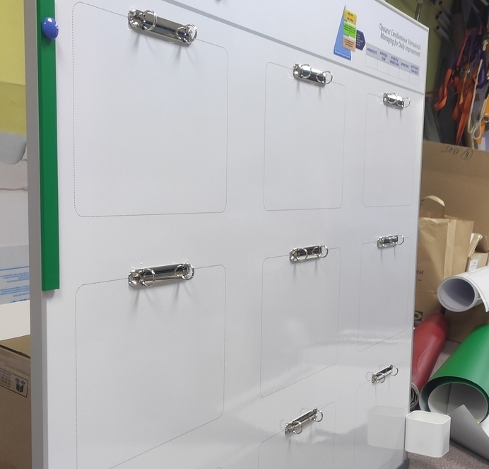 Информационная магнитно-маркерная доска с креплением для горизонтальных листов А4 Доска информации с магнитно-маркерным основанием