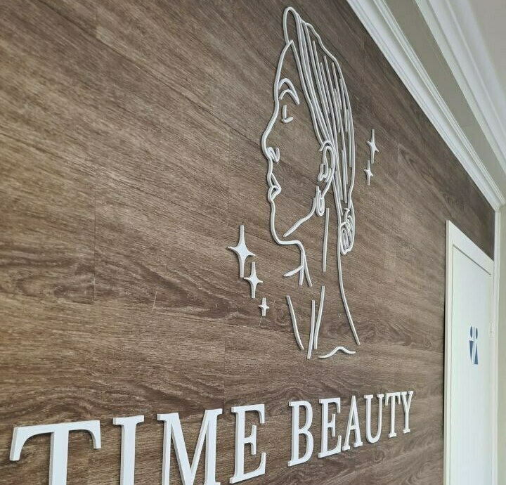 Логотип компании из пластика на стену Брендирование стен