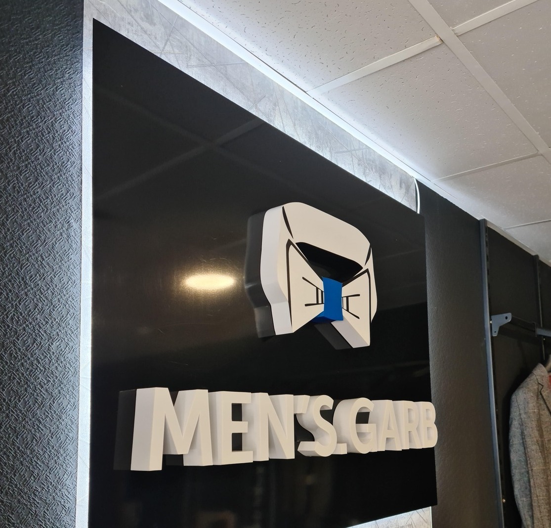 Оформление стены закассовой зоны Вывеска в помещении с объемными буквами и контражурной подсветкой