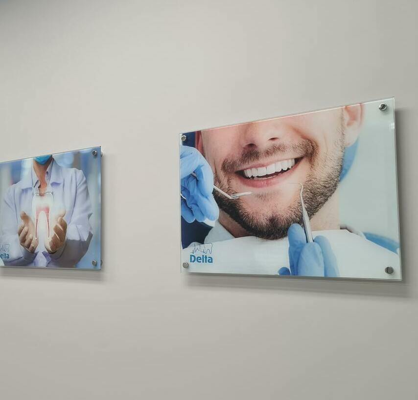 Брендированные пано из стекла на металлических дистанционных держателях Рекламные пано на стену