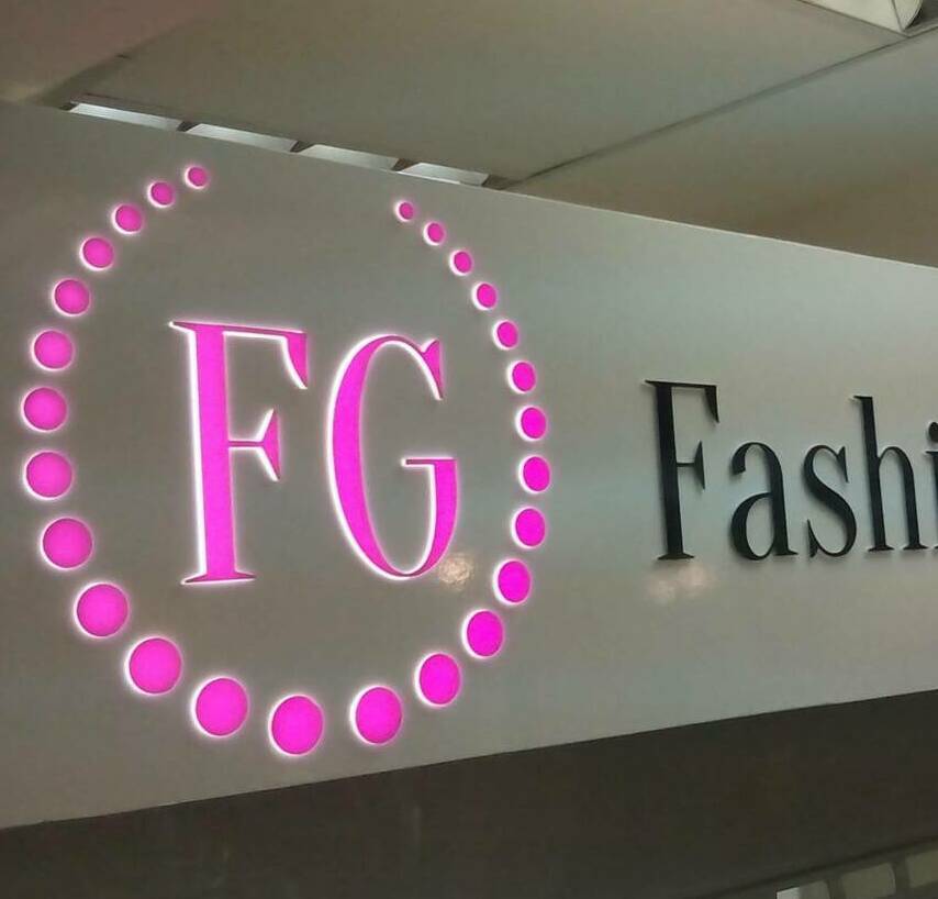 Вывеска в ТЦ для магазина женской одежды Лайтбокс с инкрустацией и внутренней подсветкой