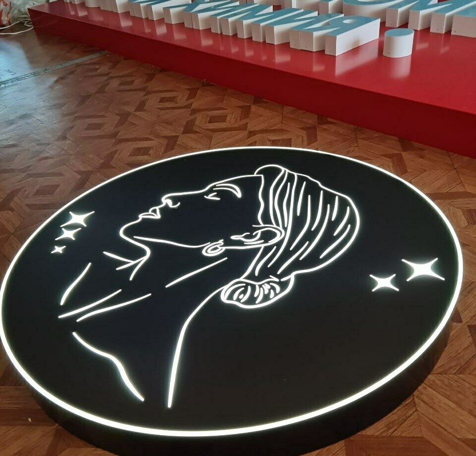 Тонкий круглый лайтбокс на стену Лайтбокс