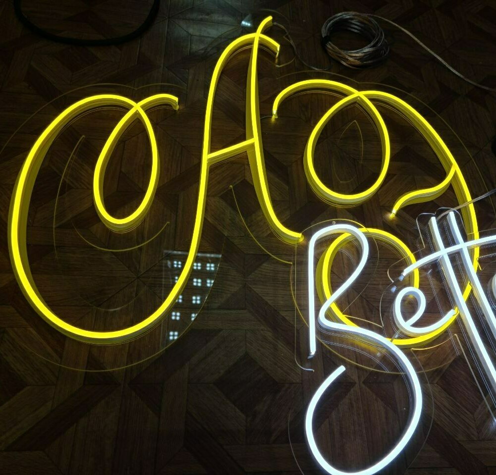 Оформление входных групп гибким неоном Пластиковые изделия из акрила и гибкого цветного неона