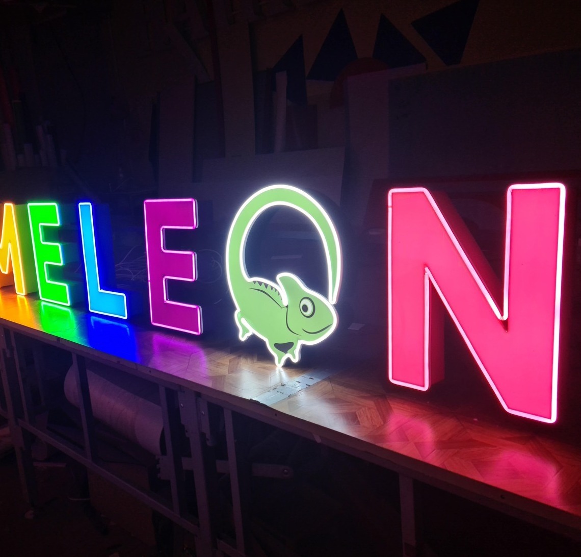 Изготовление интерьерной вывески с подсветкой гибким неоном по периметру Внутренняя вывеска с объемными буквами и гибким неоном